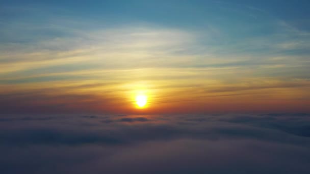 Stormachtige paars-blauwe wolken bij zonsondergang, drone view. - Video