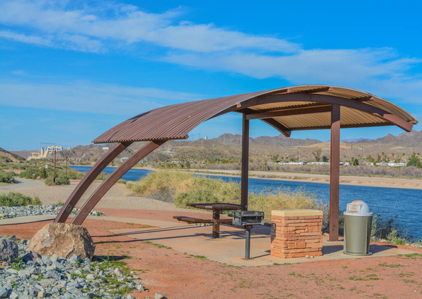Площадка для пикника с видом на реку Колорадо в районе отдыха Лейк-Мид, Лафлин, Невада США
 - Фото, изображение