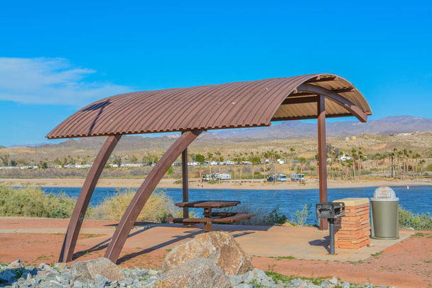 Área de piquenique com vista para o Rio Colorado na Área de Recreação Nacional Lake Mead, Laughlin, Nevada EUA
 - Foto, Imagem