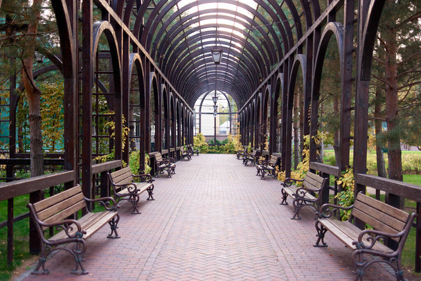 Archway path with benches. - Foto, imagen