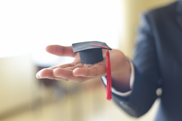 Hombre de negocios o estudiante con gorra de graduación en la mano en la graduación día felicitó a los graduados en la Universidad / Graduación Educación Business Study Concept
  - Foto, imagen