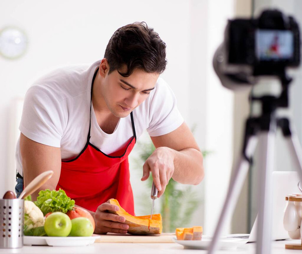 Food blogger che lavora in cucina - Foto, immagini