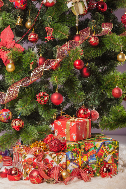 branche d'arbre de Noël avec un cadeau
 - Photo, image