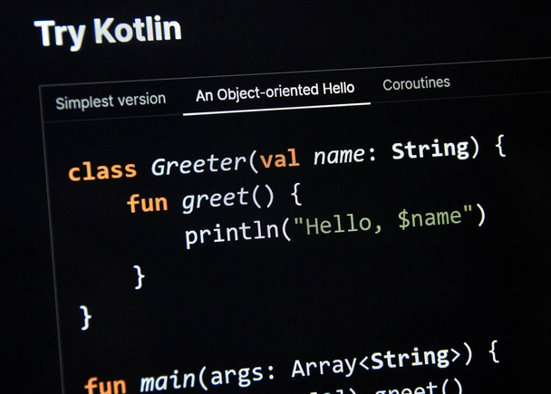 Kod języka programowania Kotlin na ekranie. Kotlin jest nowoczesnym popularnym międzyplatformowym, statycznie wpisanym językiem programowania ogólnego - Zdjęcie, obraz