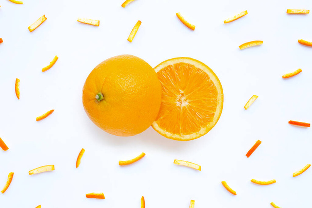 Oranje met schillen op witte achtergrond. bovenaanzicht - Foto, afbeelding