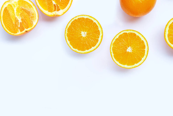 Korkea C-vitamiini, mehukas ja makea. Tuoreet appelsiinit valkoisella pohjalla. - Valokuva, kuva
