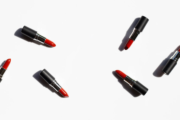 Composition plate, rouge à lèvres sur fond blanc avec ombre. Magnifique concept de maquillage
 - Photo, image