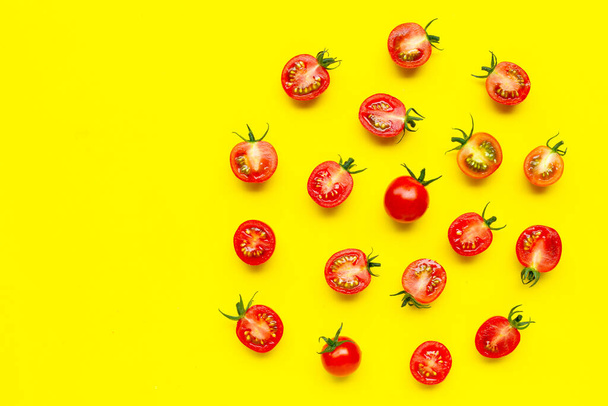 Verse tomaten, hele en halve gesneden geïsoleerd op gele achtergrond. Top View - Foto, afbeelding