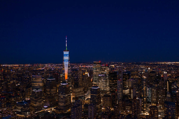 Widok z lotu ptaka w Nowym Jorku panoramę miasta na Manhattanie o zmierzchu z New Jersey. - Zdjęcie, obraz