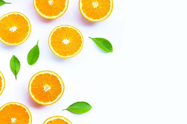 Magas C-vitamin, lédús és édes. Friss narancs gyümölcs fehér alapon. - Fotó, kép