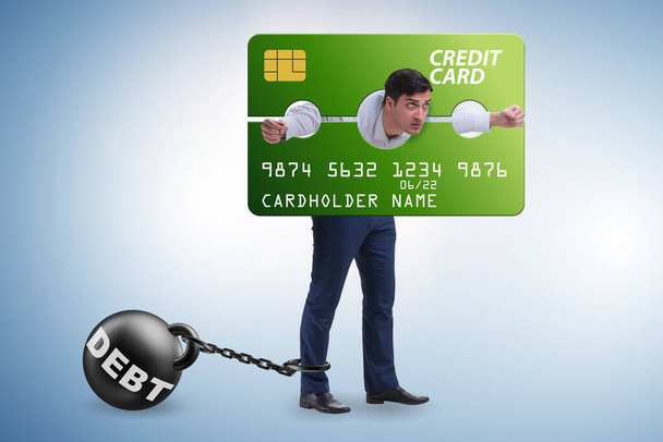 Homme d'affaires dans le concept de fardeau de carte de crédit dans pilori
 - Photo, image