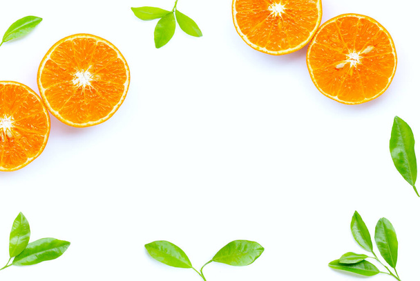 Alta vitamina C, fruta laranja suculenta com folhas no fundo branco. Espaço de cópia
 - Foto, Imagem