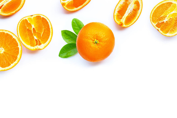 Высокий витамин С, сочный и сладкий. Свежие оранжевые фрукты на белом фоне. - Фото, изображение