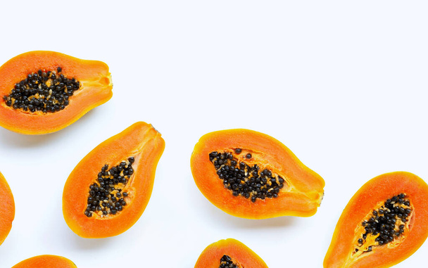 Fruta de la papaya sobre fondo blanco. Vista superior - Foto, imagen