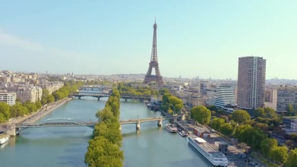 PARÍS, FRANCIA - MAYO de 2019: Vista aérea del dron de la torre Eiffel y el río Sena en el centro histórico de la ciudad desde arriba
. - Imágenes, Vídeo