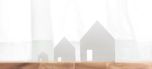 Modelo da casa há espaço.Casa, Habitação e conceito de Imóveis
 - Foto, Imagem