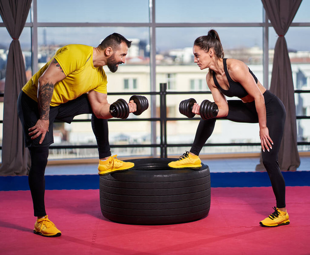 Fit couple doing workout together in the gym - Fotoğraf, Görsel