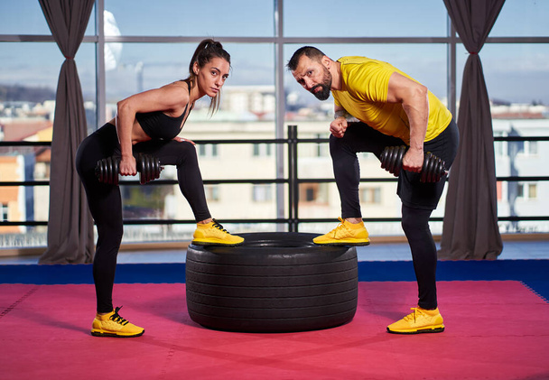 Fit couple doing workout together in the gym - Fotoğraf, Görsel