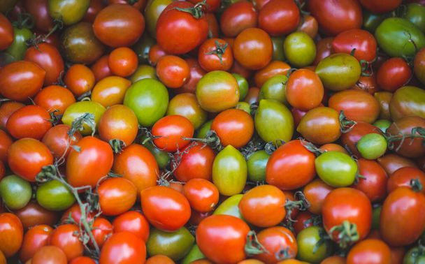Świeże pomidory na kontuarze. Czerwone i zielone pomidory. Warzywa. Właściwe odżywianie. Dietetyczne jedzenie. Bazar turecki. - Zdjęcie, obraz