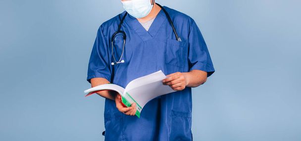 Молодой доктор с красной папкой
 - Фото, изображение
