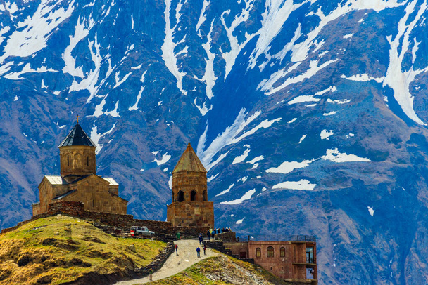 Iglesia de la Trinidad de Gergeti (Tsminda Sameba), Iglesia de la Santísima Trinidad cerca del pueblo de Gergeti en las montañas del Cáucaso, Georgia - Foto, Imagen