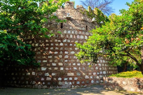 Antigua muralla de la fortaleza en el casco antiguo de Tiflis, Georgia
 - Foto, imagen