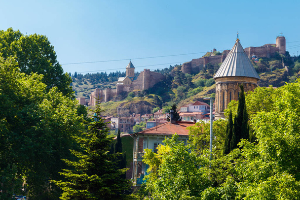 Άποψη της πόλης της Τιφλίδας στη Γεωργία την ηλιόλουστη μέρα - Φωτογραφία, εικόνα