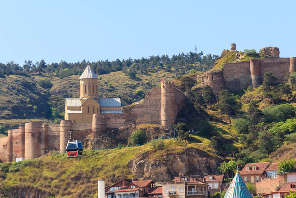 Blick auf die uneinnehmbare antike Festung Narikala und die Kirche St. Nikolaus in Tiflis, Georgien - Foto, Bild