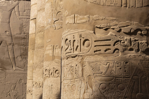 Karnak-Tempel, Komplex von amun-re. Große Hypostilhalle. eingeprägte Hieroglyphen auf Säulen und Wänden. Luxor, Ägypten. - Foto, Bild