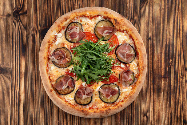 焼きナスとイタリアのピザ,アルグラ,トマト,パルマハムとシトラキチーズ - 写真・画像
