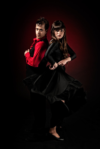 Nuori pari intohimo flamenco tanssia punainen valo tausta
. - Valokuva, kuva