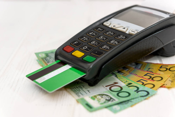 Bankterminal met creditcard op Australische dollarbankbiljetten - Foto, afbeelding