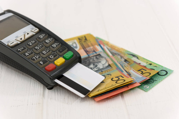 Banknoty w dolarach australijskich z terminalem i kartą kredytową - Zdjęcie, obraz