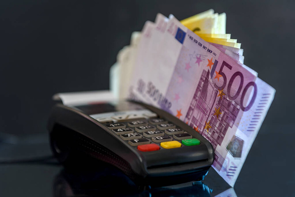 Eurobankbiljetten met terminal op zwarte achtergrond - Foto, afbeelding