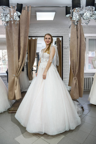 Foto completa della sposa nel negozio di nozze
 - Foto, immagini