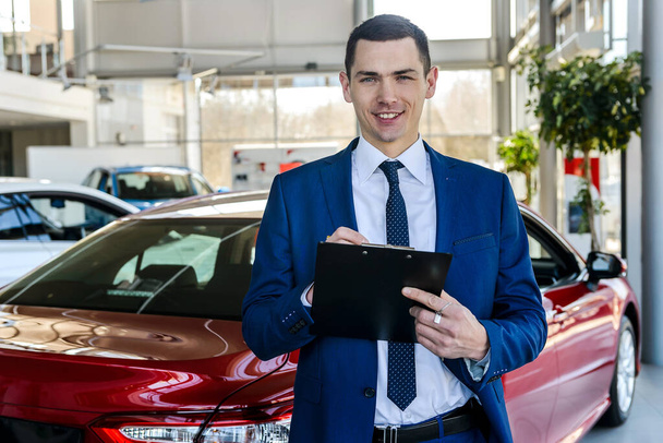 Consultant keeps documents in background of cars - Foto, imagen