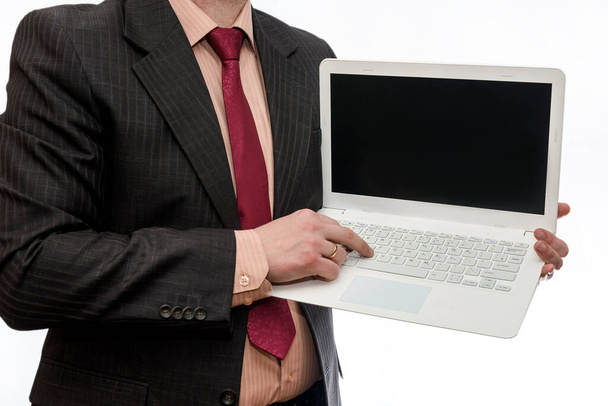 Hombre sosteniendo portátil blanco sobre fondo blanco
 - Foto, imagen