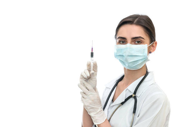 Красива медсестра з шприцом ізольована на білому
 - Фото, зображення