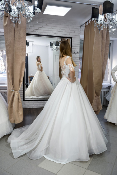 Giovane sposa in affascinante abito da sposa in boutique
 - Foto, immagini