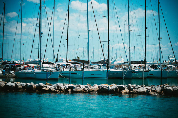 Yacht in fila stand nel porto da vicino
 - Foto, immagini