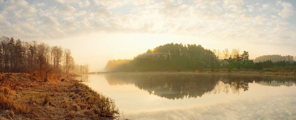 Amanecer en el lago cerca del pueblo de Yukhnovka, Minsk 2020 - Foto, Imagen
