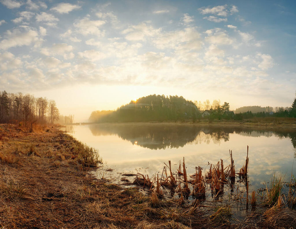 Aube sur le lac près du village de Yukhnovka, Minsk 2020 - Photo, image