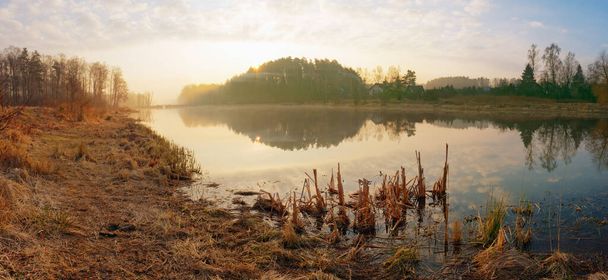 Alba sul lago vicino al villaggio di Yukhnovka, Minsk 2020 - Foto, immagini