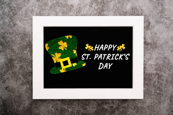 Jour de St Patricks, chapeau de leprechaun festif et Shamrocks vert sur cadre photo
 - Photo, image