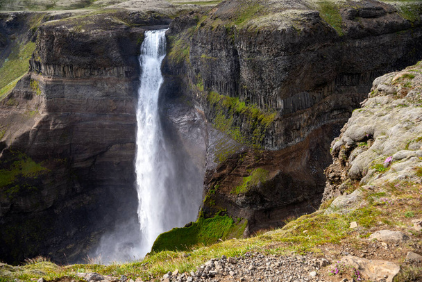 Vista del paisaje de la cascada Haifoss en Islandia.  - Foto, imagen