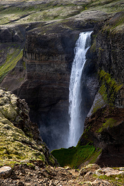 Pohled na krajinu vodopádu Haifoss na Islandu.  - Fotografie, Obrázek