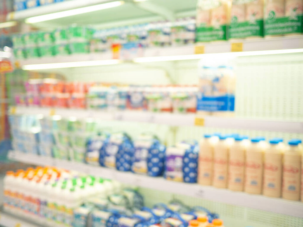 Maidon myynti osasto supermarke, hämärtynyt ostoskeskus ja vähittäiskaupan sisätilojen tausta
 - Valokuva, kuva