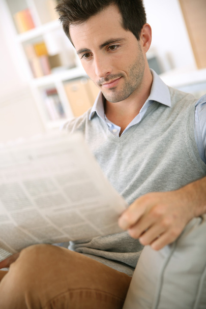 Man reading newspaper - 写真・画像