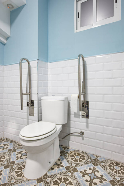 Adaptovaný záchod pro postižené. Interiér hotelového pokoje snadný přístup - Fotografie, Obrázek