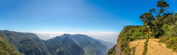 Panoraamanäkymät kukkulan huipulle Worlds End Horton Plainsin kansallispuistossa, Sri Lankassa
 - Valokuva, kuva